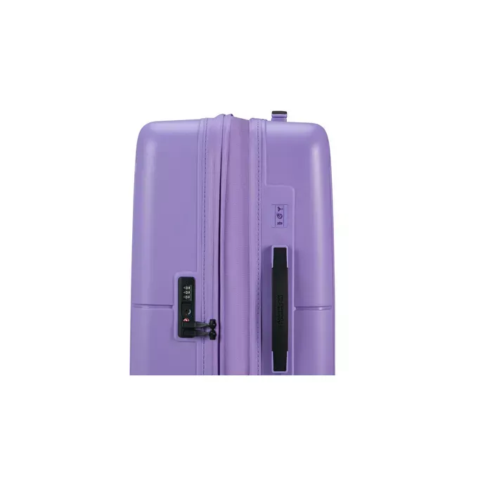 Maleta mediana Dashpop American Tourister, detalle del cierre, cierre TSA integrado y estructura segura