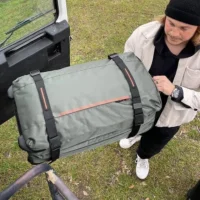 Bolsa de viaje American Tourister, detalle de ruedas, asas resistentes, formato flexible y espacio amplio