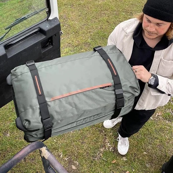 Bolsa de viaje American Tourister, detalle de ruedas, asas resistentes, formato flexible y espacio amplio