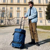 Bolsa de viaje American Tourister, detalle de ruedas, asas resistentes, formato flexible y espacio amplio