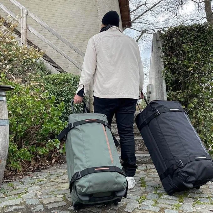 Bolsa de viaje American Tourister, detalle de ruedas, asas resistentes, formato flexible y espacio amplio