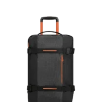Bolsa de viaje American Tourister en color negro, detalle de ruedas, asas resistentes, formato flexible y espacio amplio