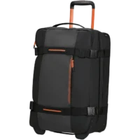 Bolsa de viaje American Tourister en color negro, detalle de ruedas, asas resistentes, formato flexible y espacio amplio