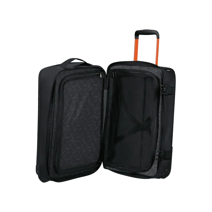 Bolsa de viaje American Tourister en color negro, detalle de ruedas, asas resistentes, formato flexible y espacio amplio