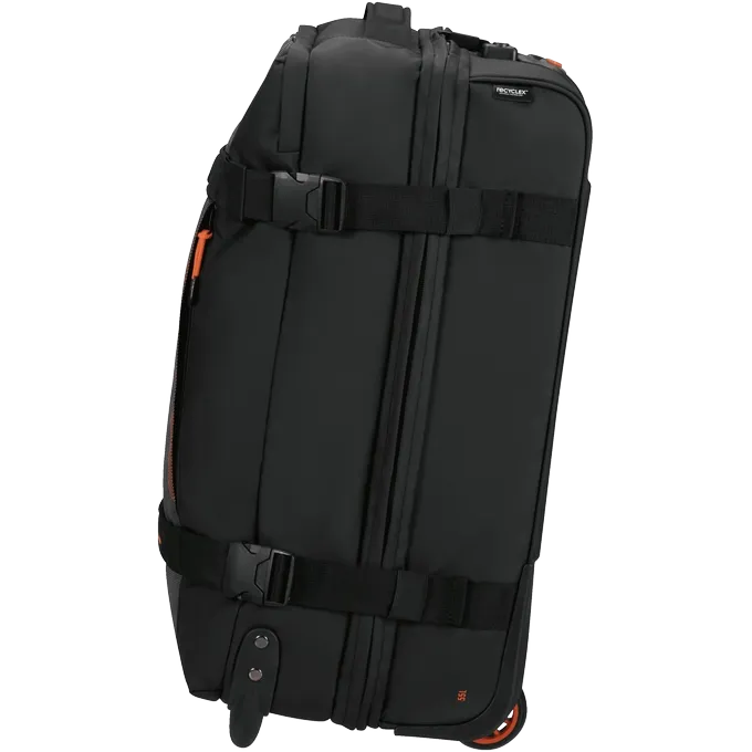 Bolsa de viaje American Tourister en color negro, detalle de ruedas, asas resistentes, formato flexible y espacio amplio