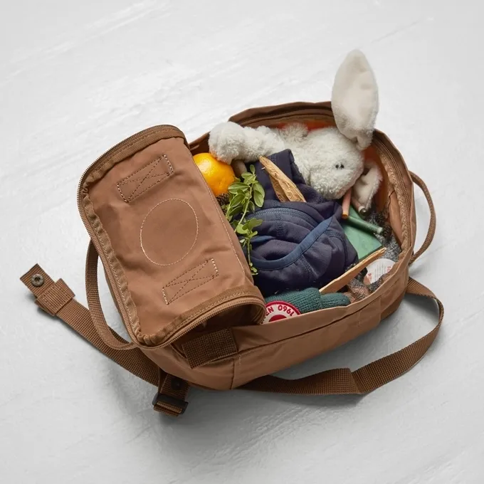 Mochila Fjallraven mochila__kanken_mini_royal_bl_5 resistente y funcional para uso diario