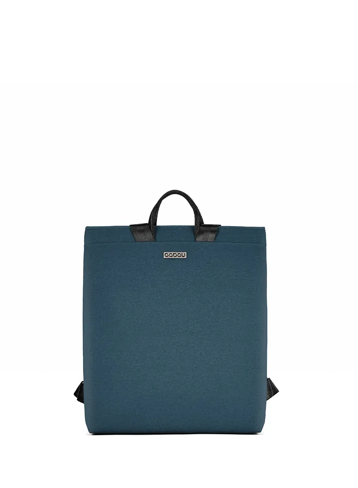 mochila Babau Boogie M en acabado Delta Navy, vista lateral para uso diario