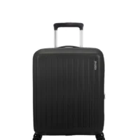 Maleta de cabina American Tourister en color negro, vista principal, carcasa rígida, ruedas 360° y diseño resistente