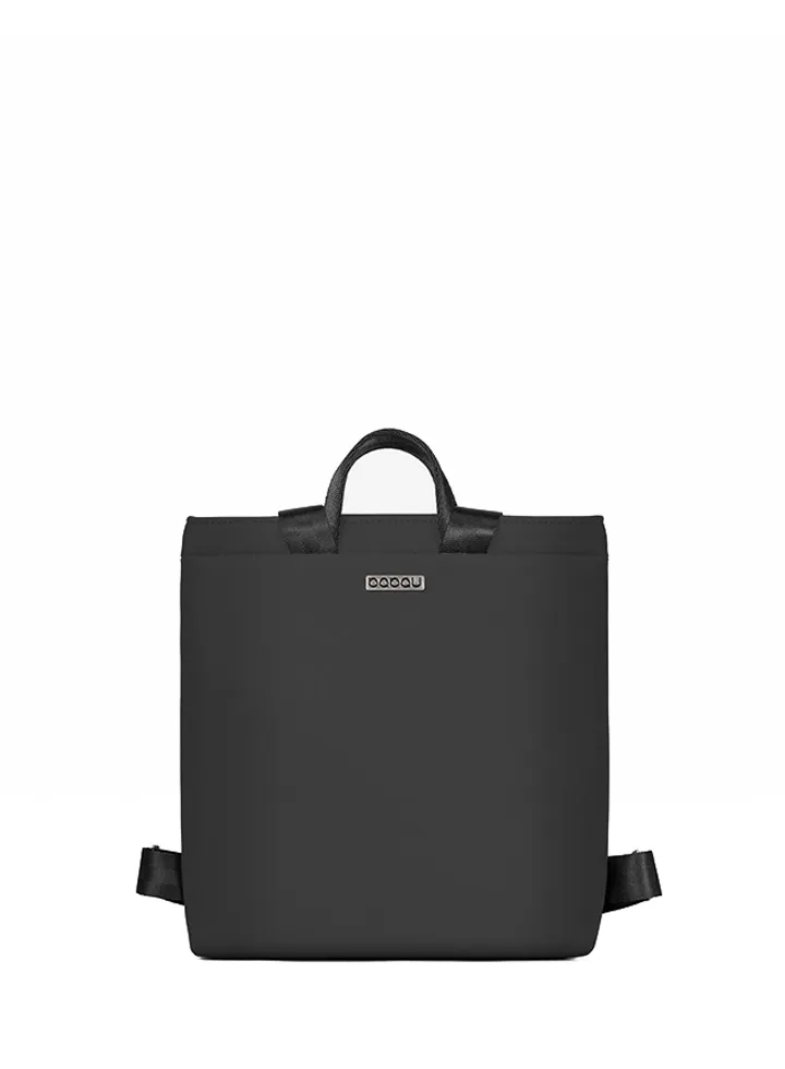 mochila Babau Boogie M en color Dot Black, vista lateral para uso diario