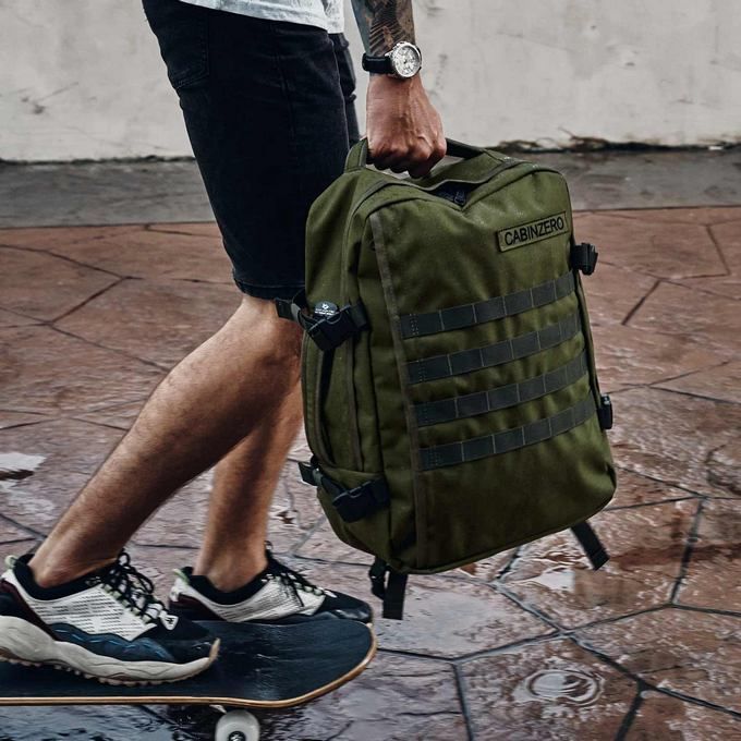 Mochila CabinZero Military 28L, vista de producto para viaje y cabina