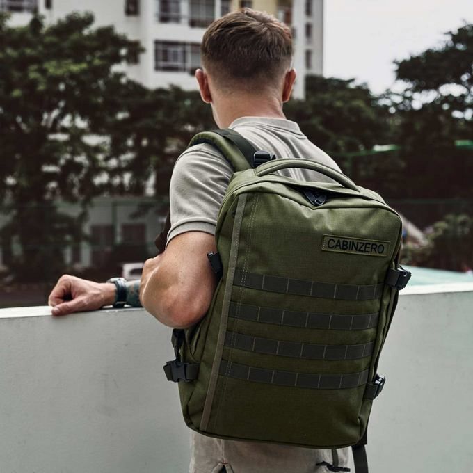 Mochila CabinZero Military 28L, vista de producto para viaje y cabina