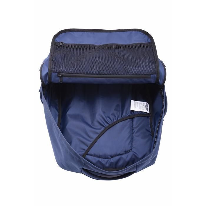 Mochila CabinZero Military 44L Navy, vista de producto para viaje y cabina