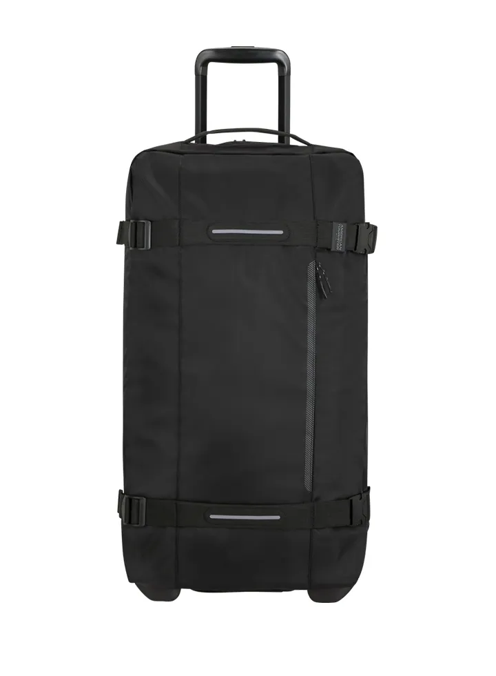 Bolsa de viaje American Tourister en color negro, detalle de ruedas, asas resistentes, formato flexible y espacio amplio