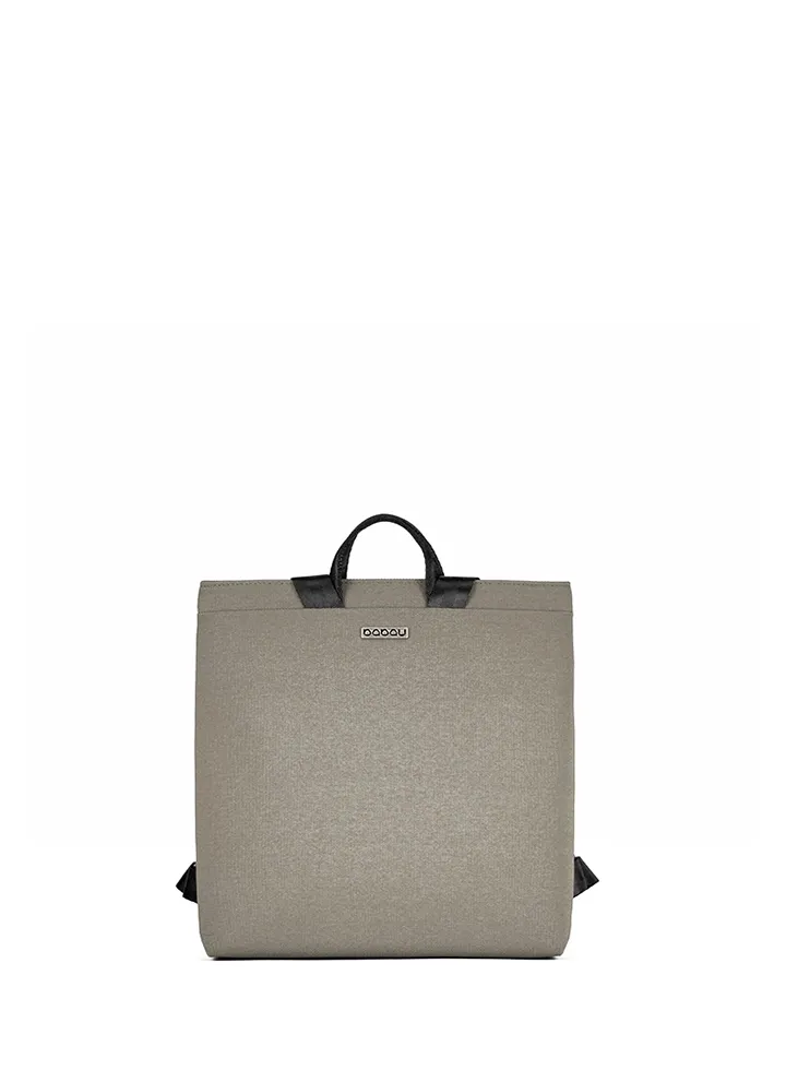 mochila Babau Boogie S en acabado Taupe, vista frontal para uso diario